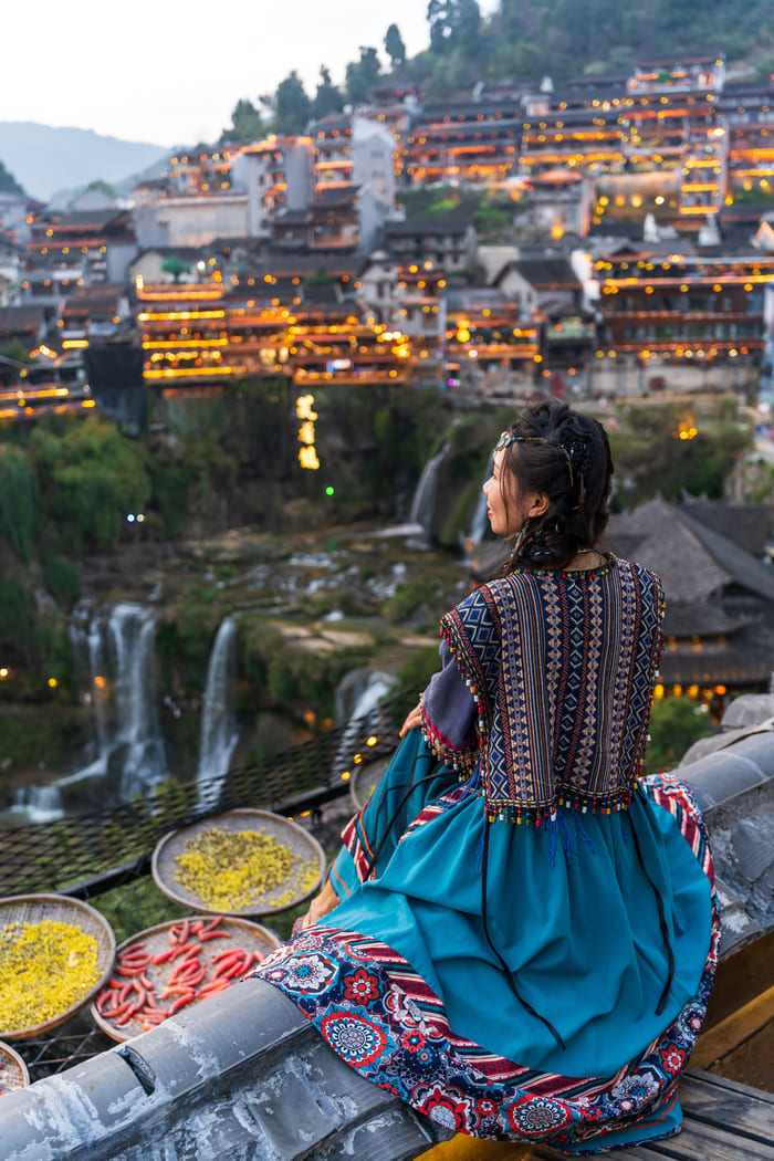 Amanecer, una chica en la ciudad de Lijiang.
