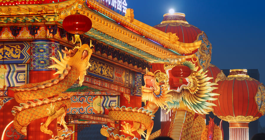 Templo chino ornamentado en colores rojos y amarillos.